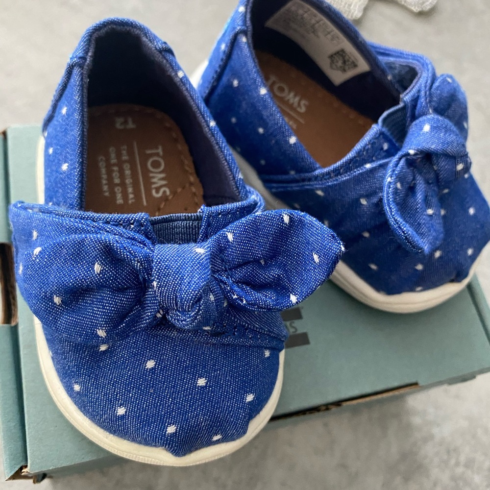 Tom’s Classic - Imperial Blue Dot Chambray/Bow
